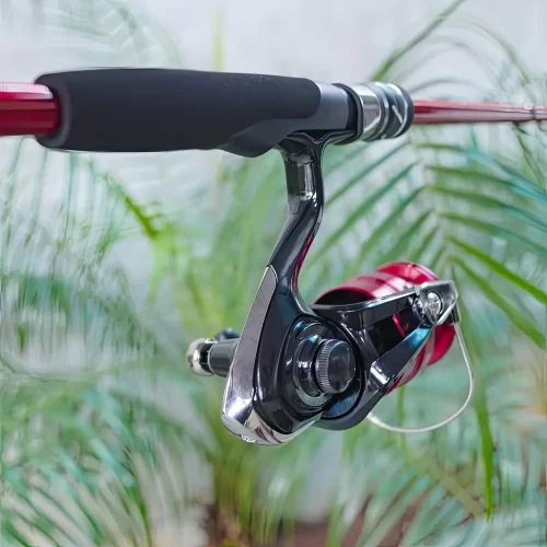 Bộ cần câu lure Cheap LK máy Daiwa MG góc ngang khoe trọn phôi cần đỏ và thân máy đen