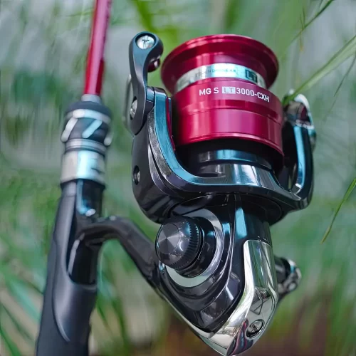Bộ cần câu lure Cheap LK máy Daiwa MG S LT 3000-CXH màu đỏ đen chụp cận cảnh phôi