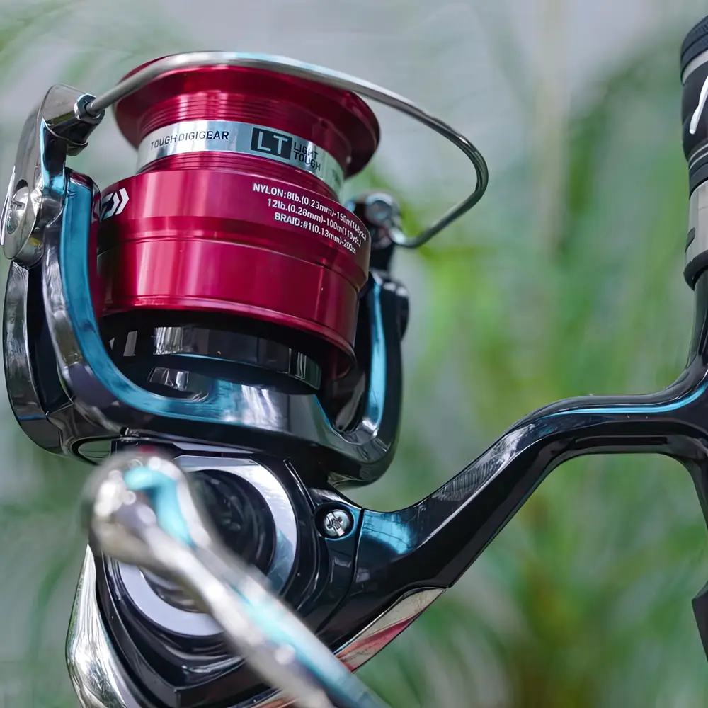 Bộ cần câu lure Cheap LK máy Daiwa MG lộ rõ thông số chứa dây trên ống cuộn kim loại