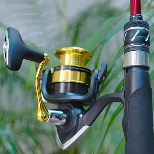 Bộ cần câu lure Cheap LK máy Daiwa RS góc chụp cận cảnh tay quay và thân máy câu đứng màu vàng