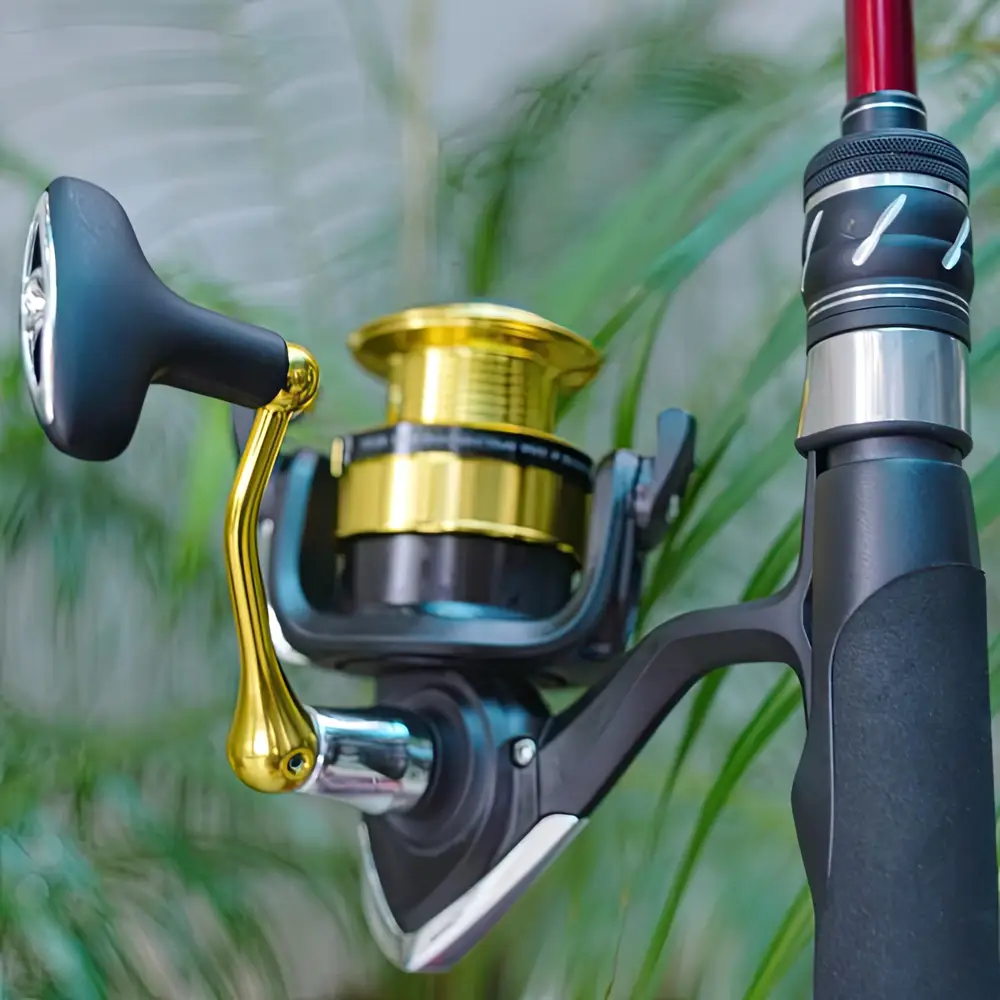 Bộ cần câu lure Cheap LK máy Daiwa RS góc chụp cận cảnh tay quay và thân máy câu đứng màu vàng