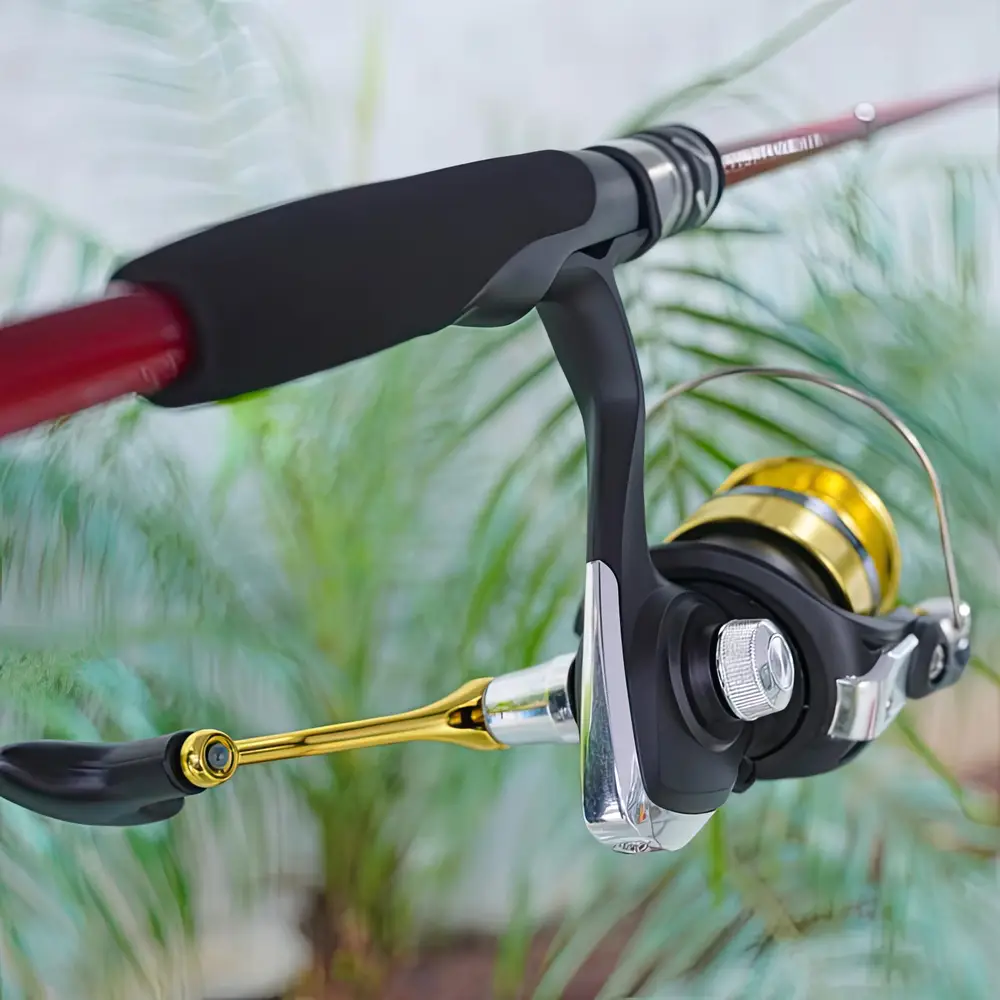Bộ cần câu lure Cheap LK máy Daiwa RS góc chụp nghiêng khoe trọn phần cán cầm mút eva đen