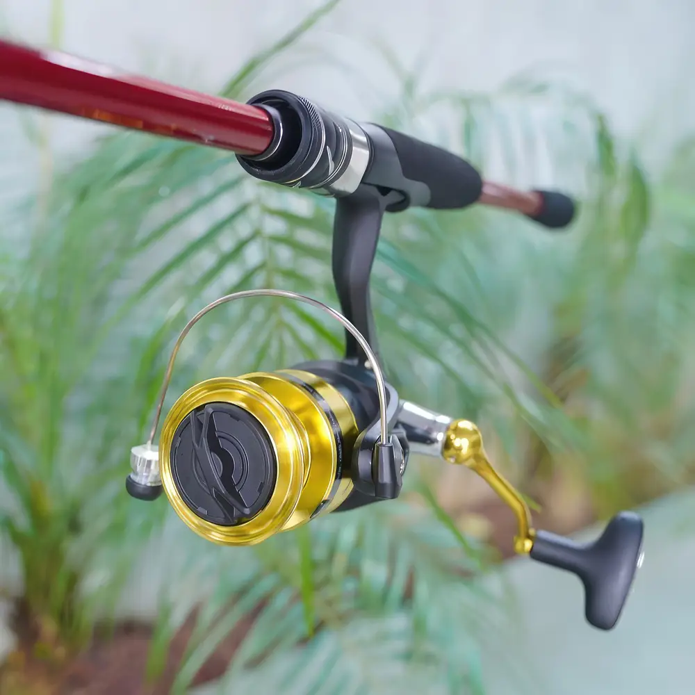 Bộ cần câu lure Cheap LK máy Daiwa RS khi được lắp ráp hoàn chỉnh lên pat gắn máy đứng