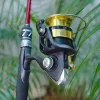 Bộ cần câu lure Cheap LK máy Daiwa RS lộ rõ logo Daiwa sắc nét trên ống chứa dây của máy