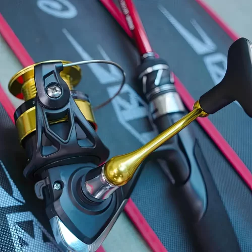 Bộ cần câu lure Cheap LK máy Daiwa RS đặt nằm ngang trên bao đựng cần cao cấp màu đen đỏ