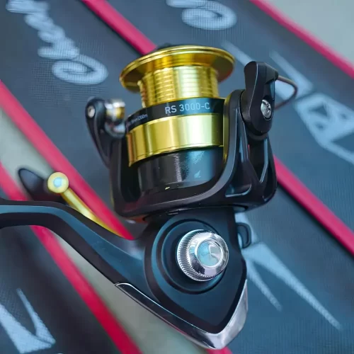 Bộ cần câu lure Cheap LK máy Daiwa RS chụp cận cảnh ký hiệu phiên bản máy đứng size 3000-C