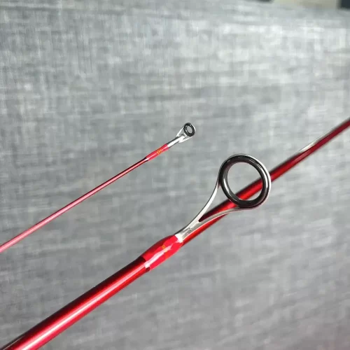 Bộ cần câu lure Solid LK máy Daiwa RS cận cảnh phần đầu bu chống xoắn dây mượt mà