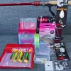 Combo câu lure cần cán gỗ LK máy Daiwa MG trọn bộ đầy đủ phụ kiện mồi nhái hơi và dây dù