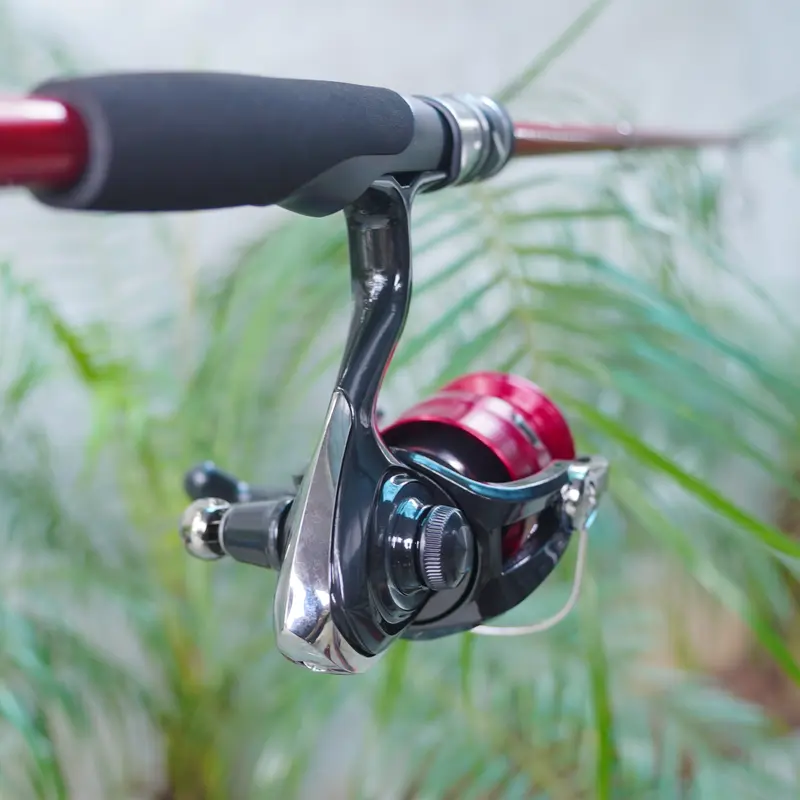 Combo câu lure cần Cheap LK máy Daiwa MG sở hữu tay cầm mút eva đen êm ái chịu lực
