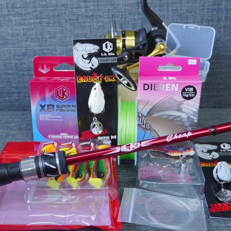 Combo câu lure cần Cheap LK máy Daiwa RS cận cảnh gốc cần màu đỏ và máy đứng