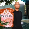 Hạt xả tổng hợp LK túi lớn chuyên dụng được cần thủ cầm trên tay giới thiệu