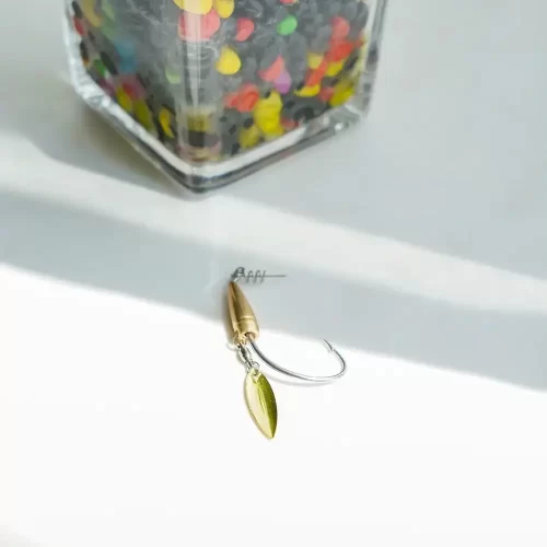 Lưỡi câu mồi mềm AR15 kết hợp chì đồng và thìa xoay đặt nổi bật trên mặt bàn trắng