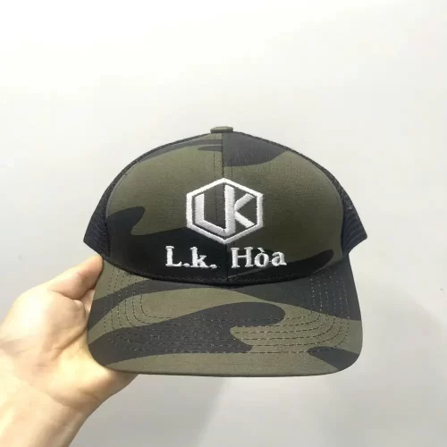 Mũ LK Hòa màu rằn ri cá tính được thêu logo chữ trắng nổi bật ở mặt trước