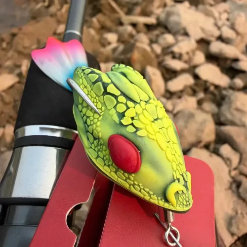 Mồi Câu Lure Rắn LK Snake cận cảnh phần đầu rắn tinh xảo kèm lưỡi chống vướng