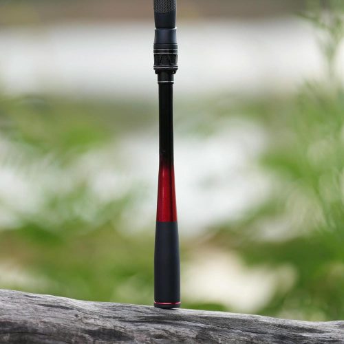 Cần câu lure Mono LK sở hữu cán cầm carbon kết hợp đuôi cần sắc đỏ ấn tượng