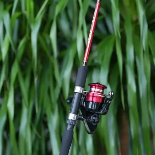 Combo câu lure cần SV LK máy Daiwa MG thiết kế cán bọc eva êm ái màu đỏ đen